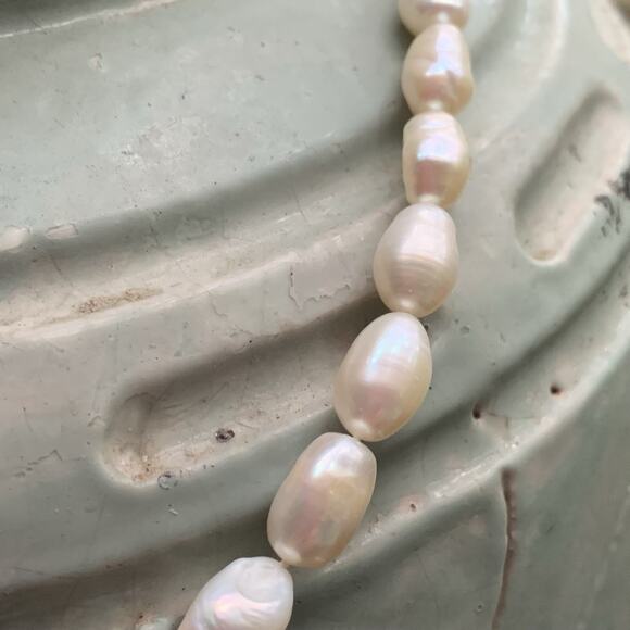 Strand of Freshwater Ringed Pearls with Gold Tone Findings 17 Inches - Picture 4 of 7